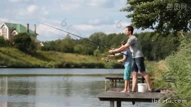 夏日，时髦的父亲和十几岁的儿子在湖边的木码头上钓鱼，与迷人的乡村风景相映成趣
